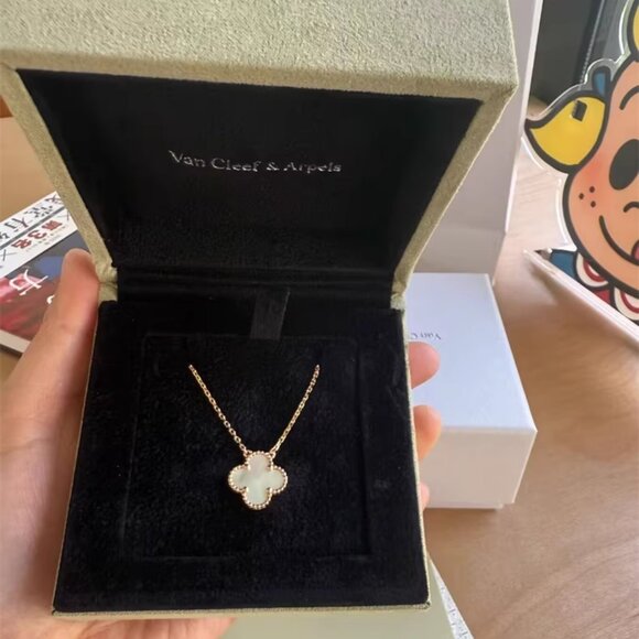 Van Cleef & Arpels Ladies' Necklace - Picture 1 of 5